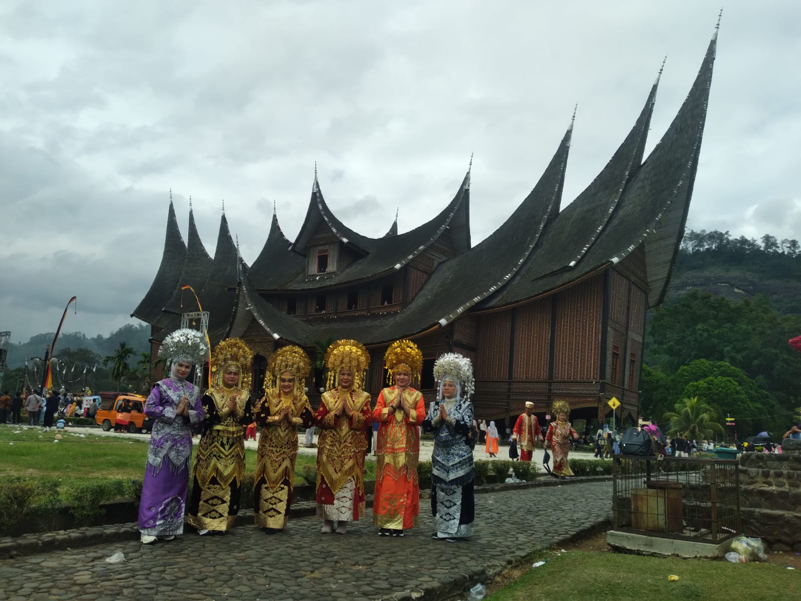 Pelawat mengenakan busana tradisi Minangkabau di Istana Pagaruyung.