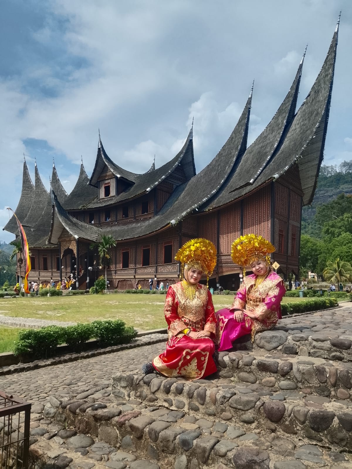 Pelawat dalam pakaian tradisi bergambar di kawasan Istana Pagaruyung.