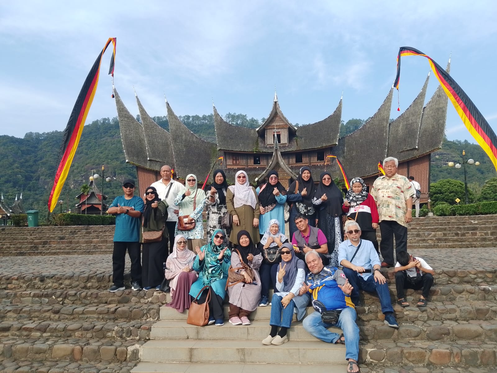 Pelawat berkumpul di kawasan Istana Pagaruyung.