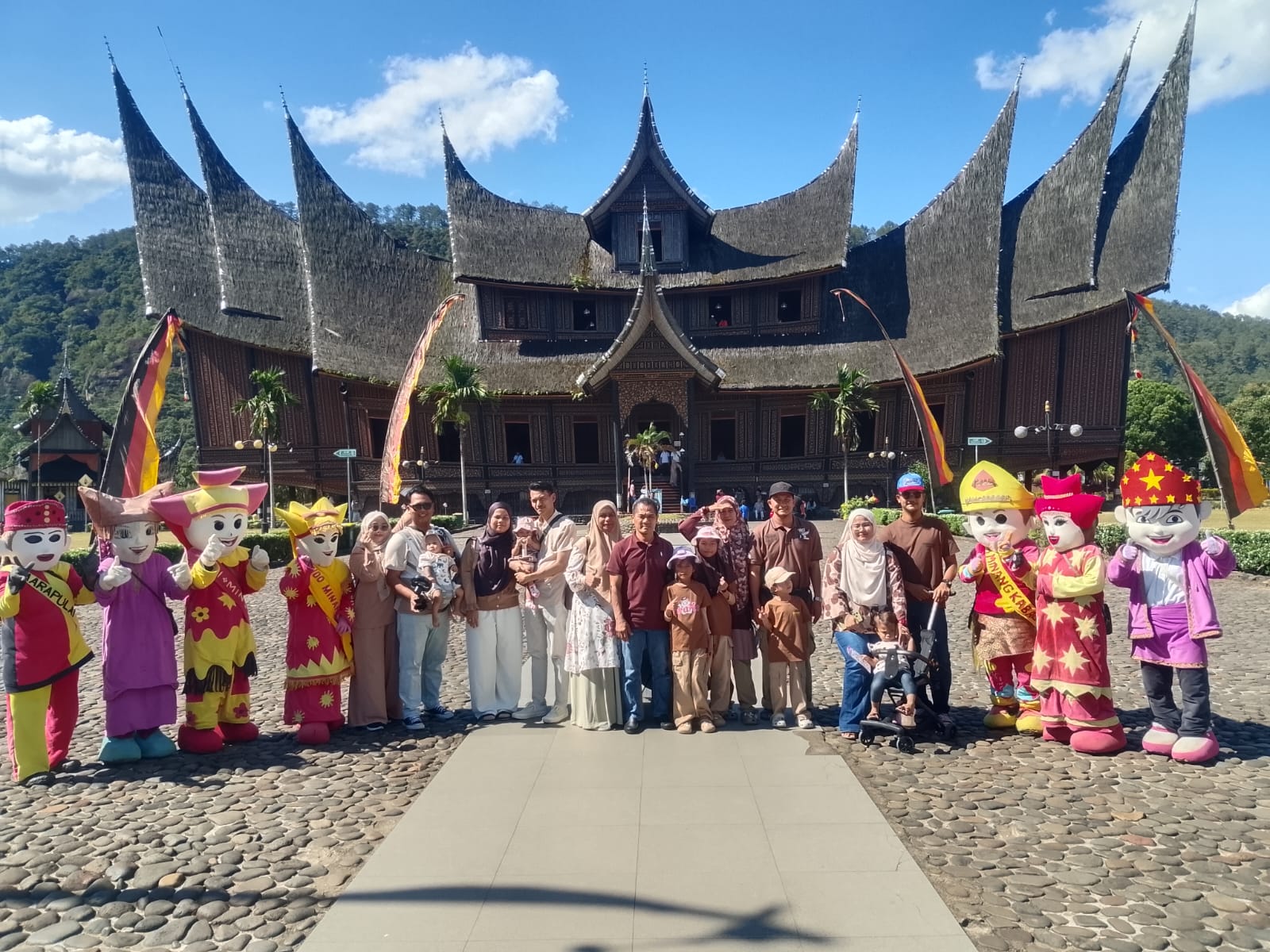 Rombongan bergambar di hadapan Istana Pagaruyung.