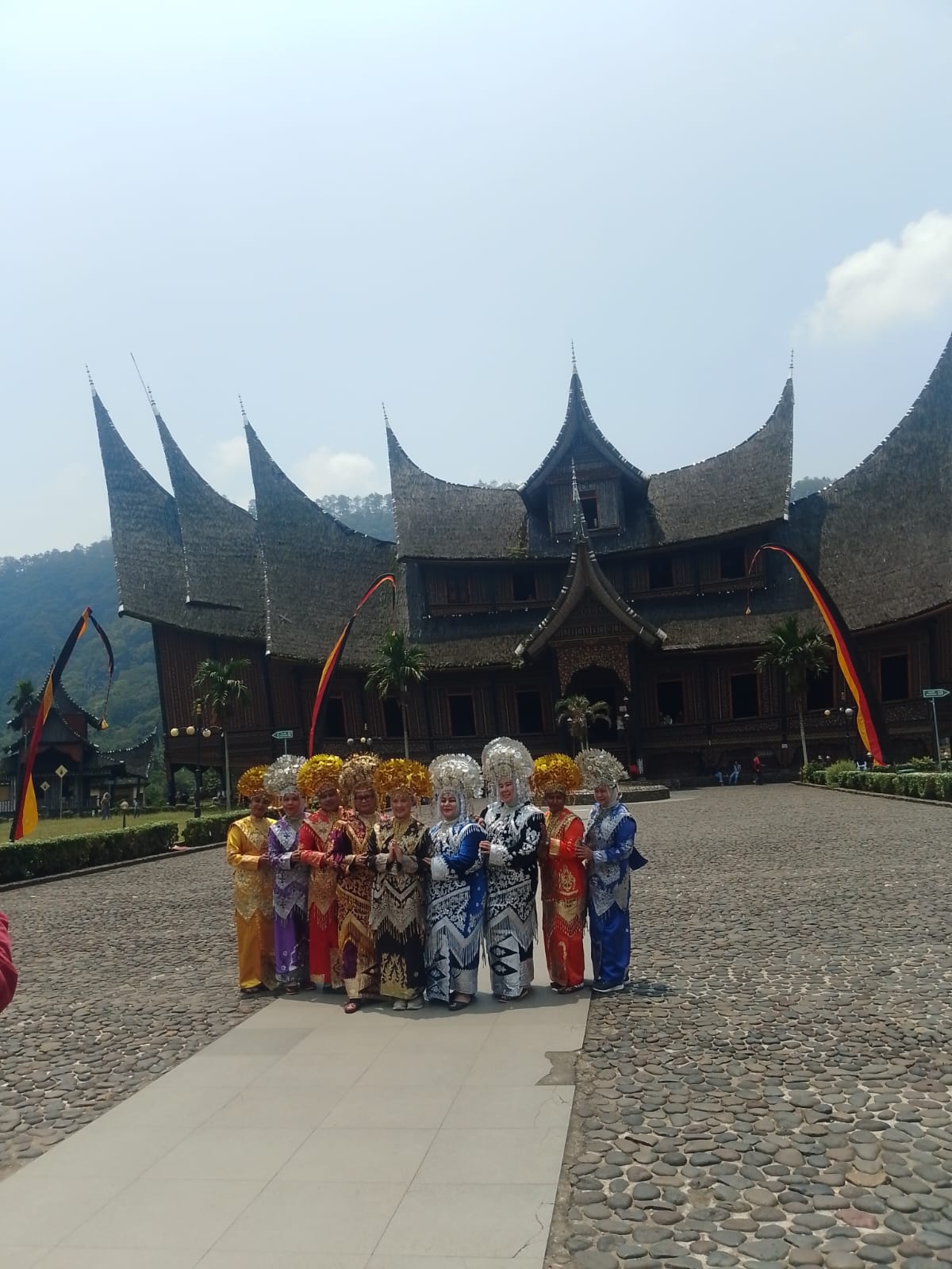 Rombongan di hadapan seni bina rumah gadang Minangkabau.