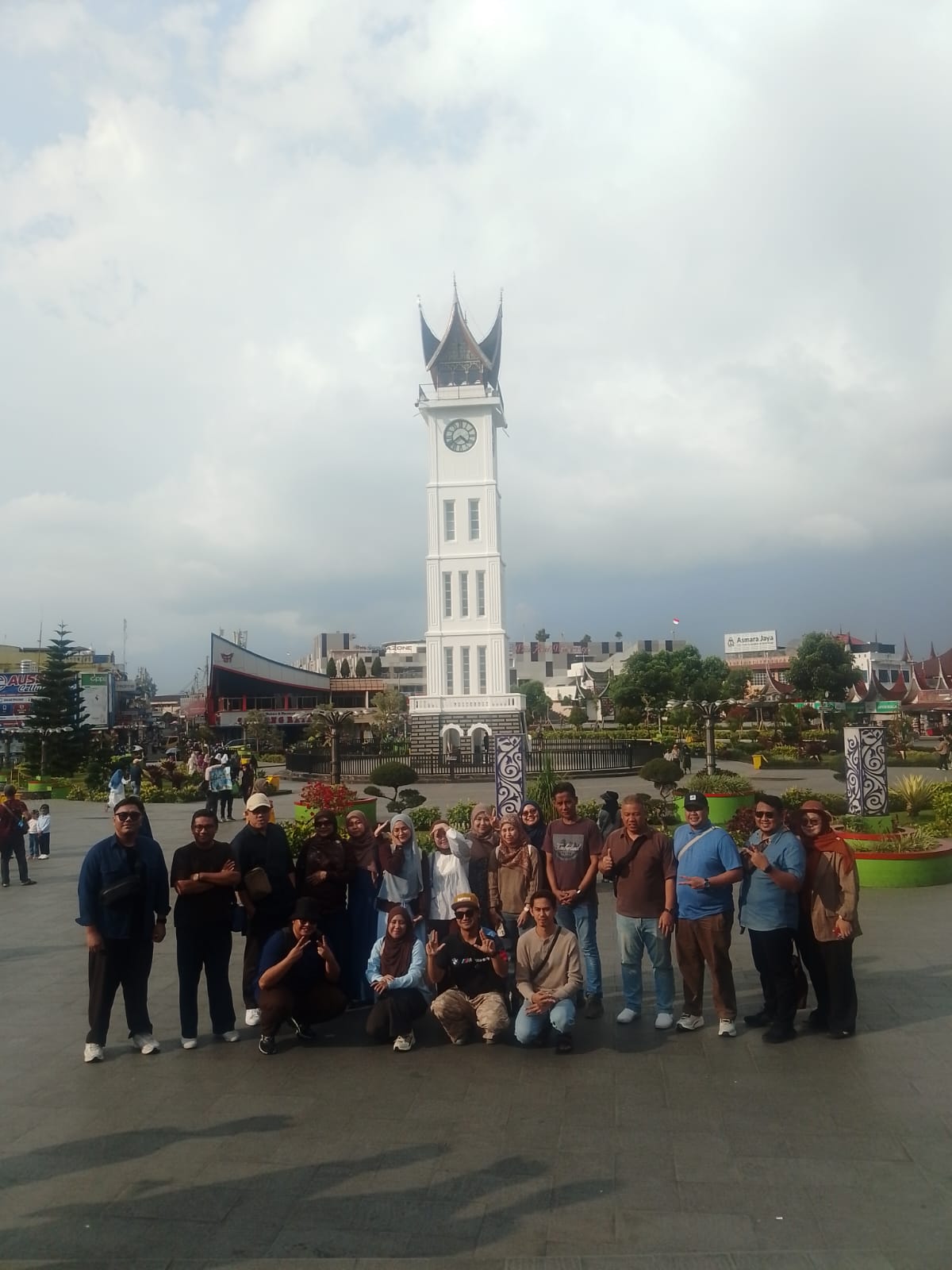 Rombongan pelawat di dataran Jam Gadang, Bukittinggi.