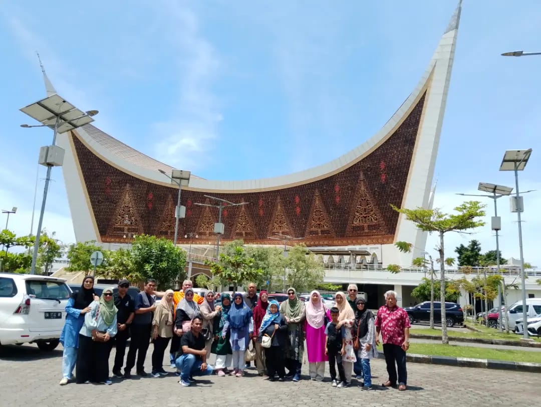 Rombongan di hadapan terminal Lapangan Terbang Antarabangsa Minangkabau.