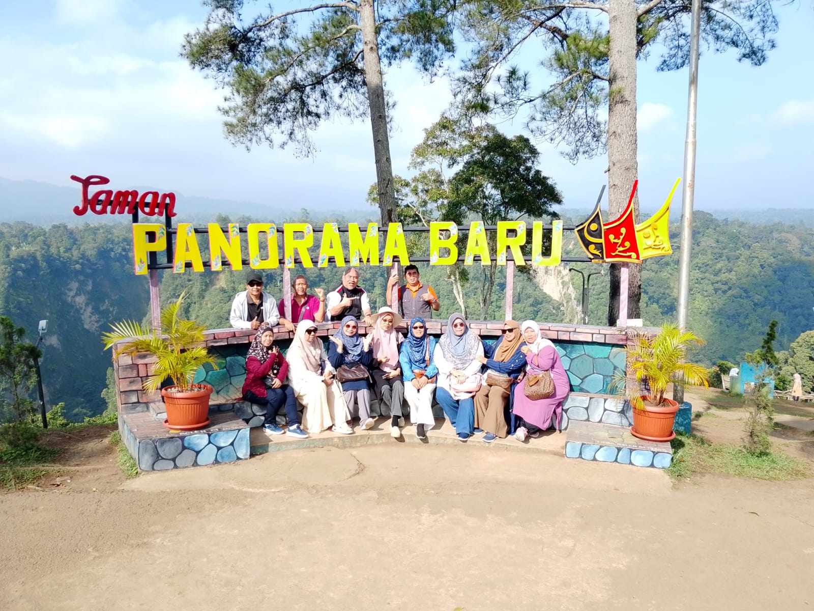 Rombongan pelawat di Panorama Baru, Bukittinggi.