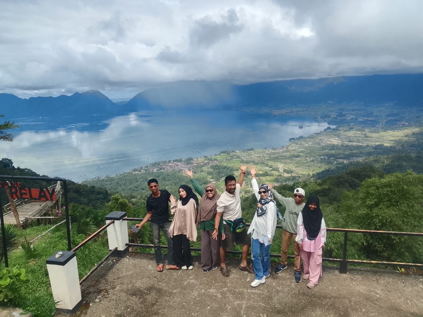 Pelawat menikmati pemandangan lembah dan perbukitan Sumatera Barat.