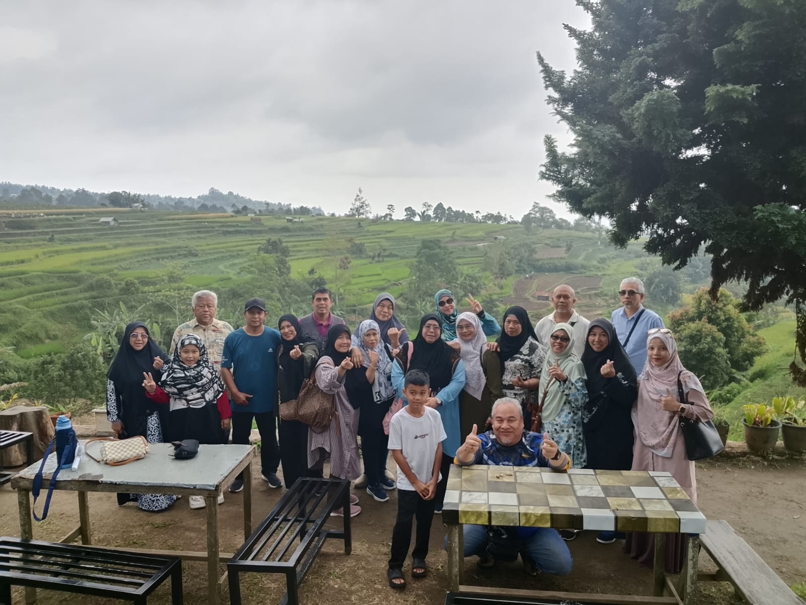 Rombongan menikmati panorama hijau di tanah tinggi Sumatera Barat.