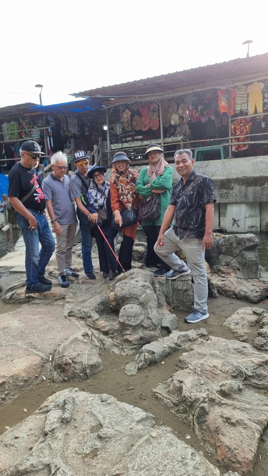 Sekumpulan pelawat singgah di kawasan gerai cenderamata.