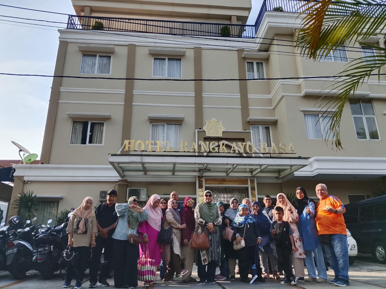 Rombongan pelawat bergambar bersama di hadapan penginapan.