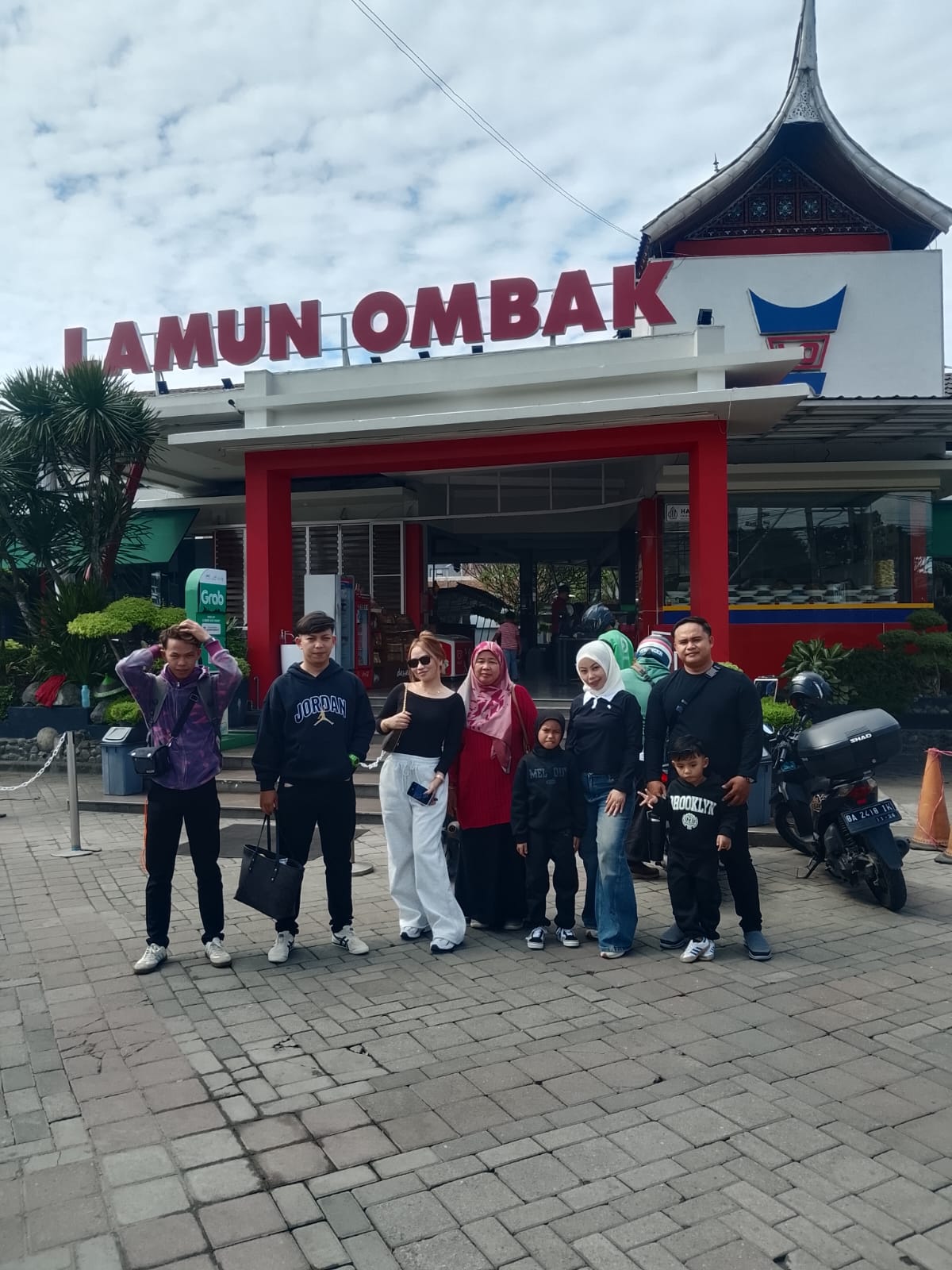 Rombongan pelawat di hadapan Rumah Makan Lamun Ombak.